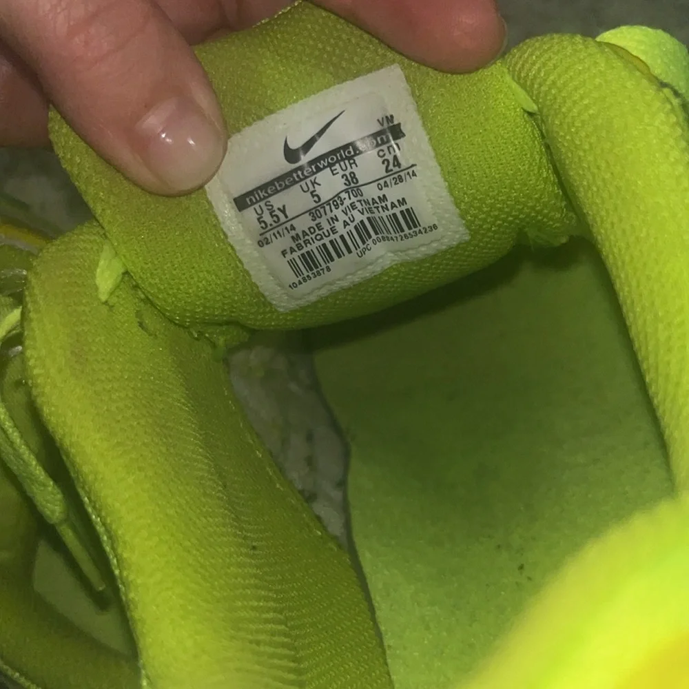 Neon on yellow - Nike Air Max 95